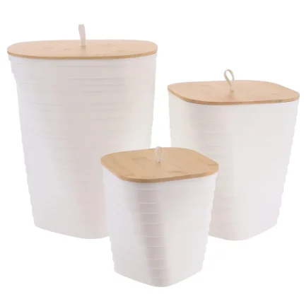 SET 3 COȘURI GUNOI PLASTIC CAPAC BAMBUS STRIATII - ALB | COȘURI DE GUNOI BAIE SET