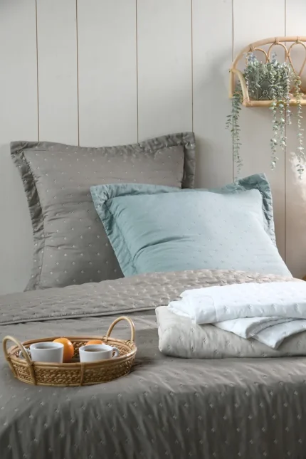 Cuvertură matlasată Cleo 260X240 cm, 2 fețe de pernă 65X65 cm, culoare Verde pastel, 100% poliester - imagine 4